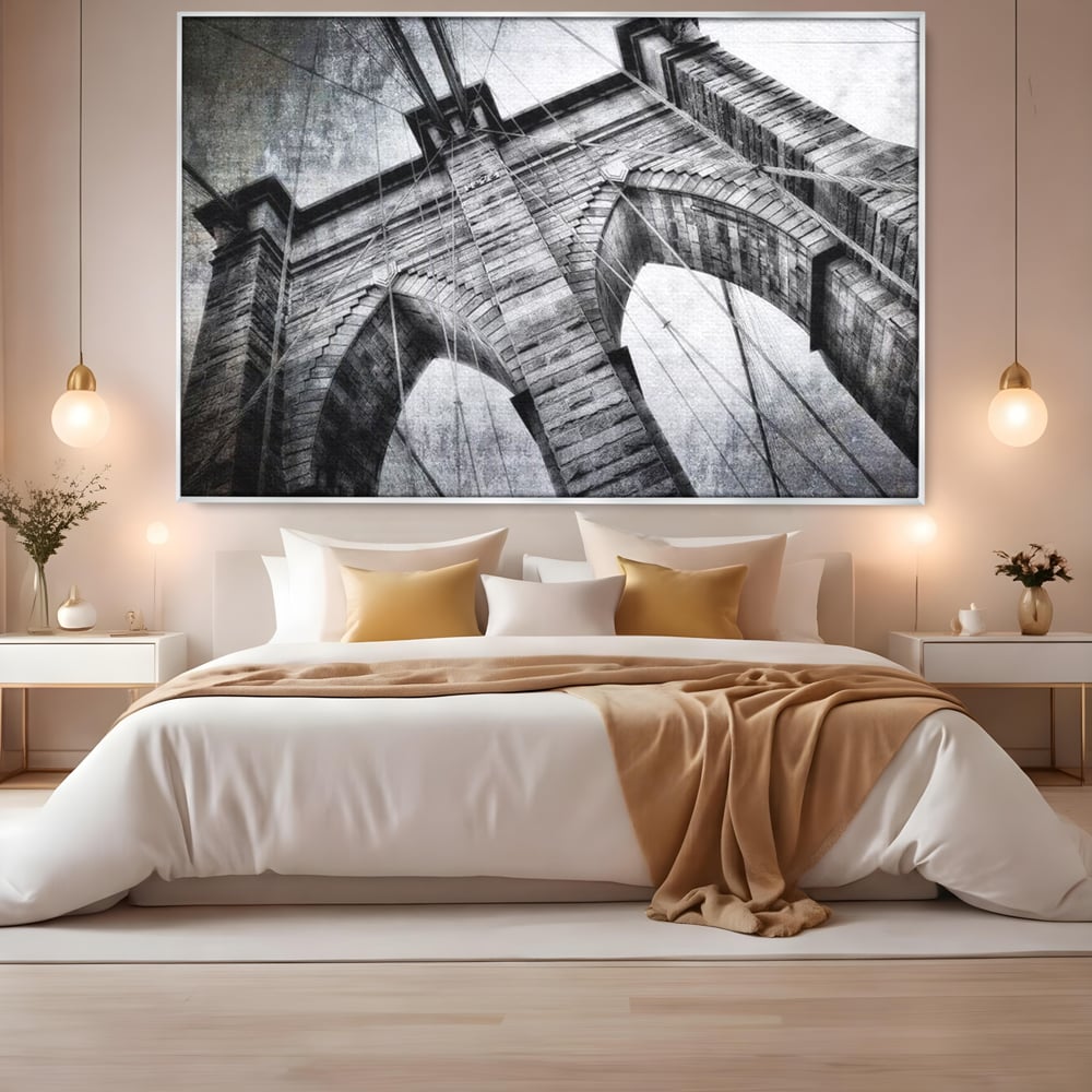 Tablou canvas cu tablou canvas cu podul brooklyn, in rama de aluminiu argintiu, pe perete intr-un dormitor